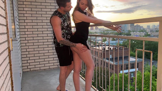 Секс на балконе без трусиков — страстное видео для взрослых