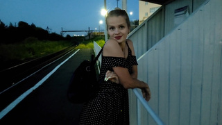 Жесткое порно с незнакомкой – экстремальный секс на остановке