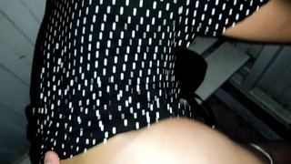 Жесткое порно с незнакомкой – экстремальный секс на остановке