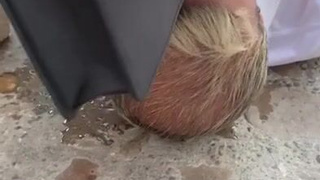 Жесткое порно на публике с мочалкой