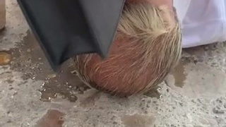 Жесткое порно на публике с мочалкой