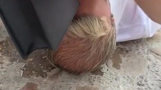 Жесткое порно на публике с мочалкой