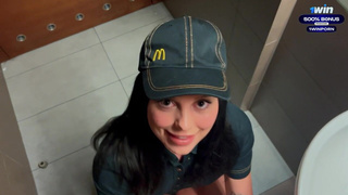 Глубокий минет в общественном туалете – страстное порно видео