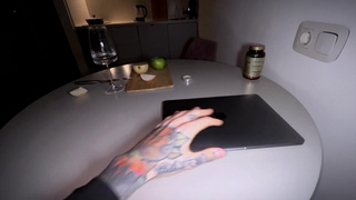 Девушка мстит подглядывающему другу - Порно с развратной развязкой