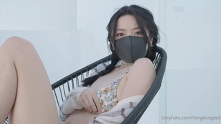 Смотреть онлайн горячее видео с обнаженной девушкой в людном месте