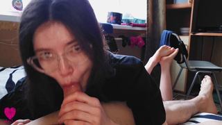 Секс с одноклассницей в гостях: страстный минет еще одетому