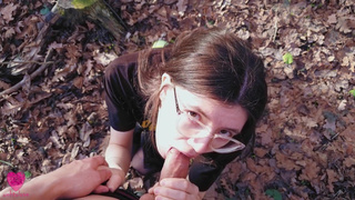 Рискованный секс молодой пары в городском парке теплой весной