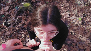 Рискованный секс молодой пары в городском парке теплой весной