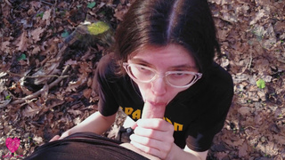 Рискованный секс молодой пары в городском парке теплой весной