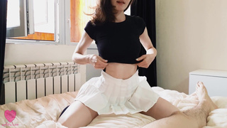 Школьница в юбке отсосала член не отрывая от меня глаз и получила горячую сперму в рот 4K