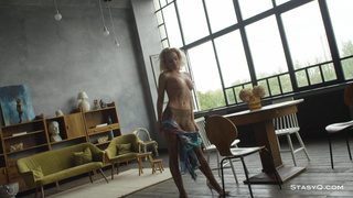 Горячее порно видео с танцующей красоткой