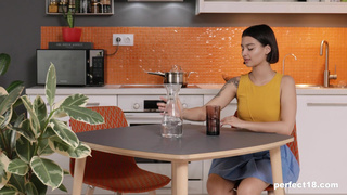 Секс видео: одинокая девушка снимает себя для любимого