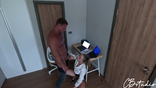 Русская офисная нимфоманка в горячем секс-видео