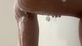 Секс в ванной с идеальной попкой