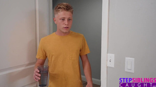 Страстный секс с развязкой: отец застал нас в горячем моменте