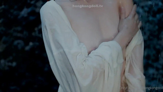 Девушка раздвигает ноги в горячем порно