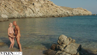 Смотреть онлайн – жаркий секс на отдыхе с огромным членом