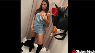 Страстный секс в машине и горячий минет в раздевалке – экстремальное порно видео