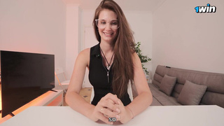 Учительница снимает белье и дает за деньги