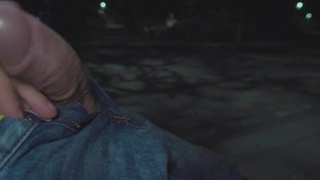 Секс в парке: страстная мастурбация на природе