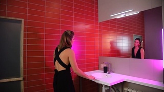 Страстный секс в публичном туалете – кончил внутрь без предохранения