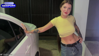 Страстный секс на капоте с развратной девушкой