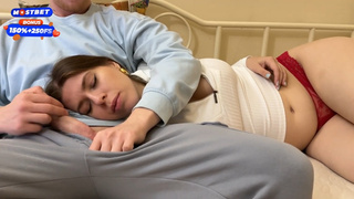 Страстный минет пока она спит