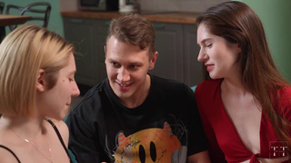 Две киски на одном члене – горячее порно видео с двойным минетиком