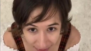 Секс видео студентки с учителем – страстный минет в классе