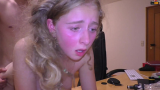 Девушка кончает от пальчиков в киске