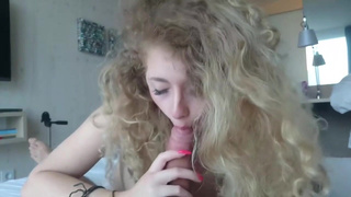 Секс видео с раскрепощенной блондинкой без стеснения