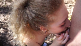 Порно онлайн: страстный минет в лесу