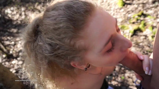 Порно онлайн: страстный минет в лесу