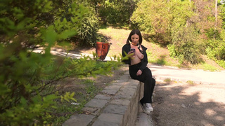 Eve Sweet демонстрирует голые сиськи и киску в публичных местах