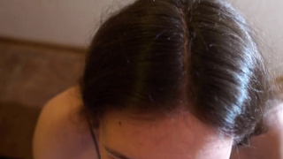 Страстный минет в прихожей - Nika Bunny не смогла дотерпеть до спальни