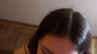 Страстный минет в прихожей - Nika Bunny не смогла дотерпеть до спальни