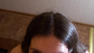 Страстный минет в прихожей - Nika Bunny не смогла дотерпеть до спальни