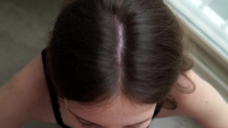 Страстный минет от соседки - смотреть порно онлайн