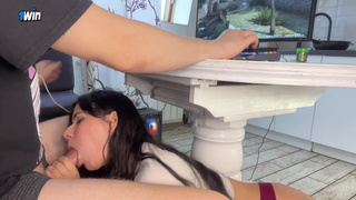 Горячий минет под столом для геймера со страстным финалом на лицо