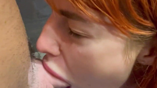 Рыжая испытывает мощный оргазм