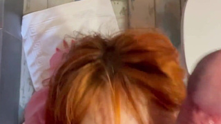 Рыжая испытывает мощный оргазм