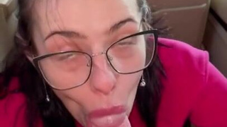 Секретарша сосет боссу в машине – скрытая съемка офисного секса