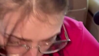 Секретарша сосет боссу в машине – скрытая съемка офисного секса