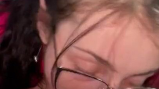 Секретарша сосет боссу в машине – скрытая съемка офисного секса