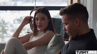 Одинокая девушка в романтичном секс-видео на природе