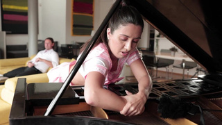 Секс с неуклюжей горничной в необычной ситуации