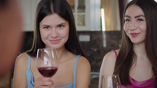 Evelin Elle и Vivian Grace страстно облизывают член после вина