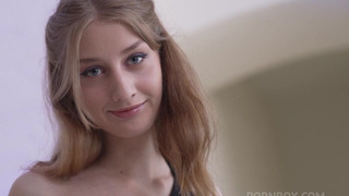 Смотреть онлайн - толстый член рвет попку юной Саши