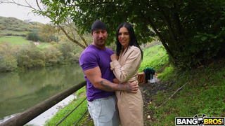 Порно видео: горячий лесной секс с брюнеткой