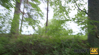 Рыжая изменяет пьяному парню в лесу с незнакомцем